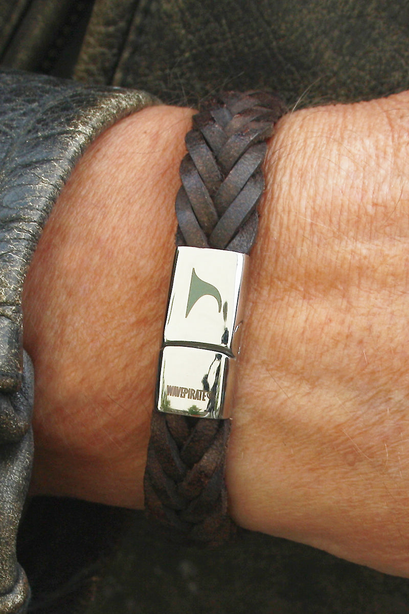Lederarmband-Herren-dunkelbraun-Tarifa-getragen-wavepirate-shop-hero-mobil