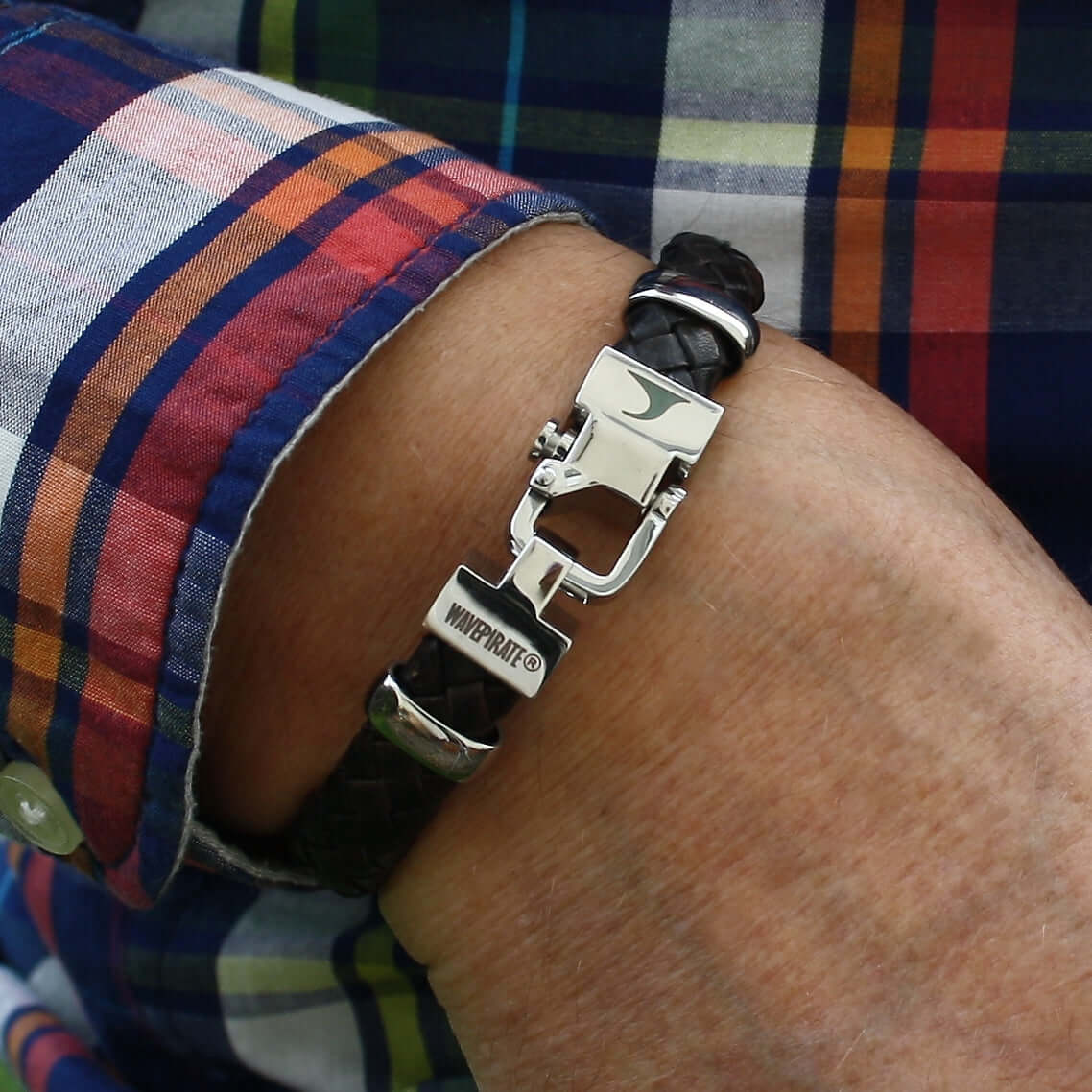 Herren-Leder-Armband-Turn-dunkelbraun-geflochten-oval-Edelstahlverschluss-getragen-wavepirate-shop-ov
