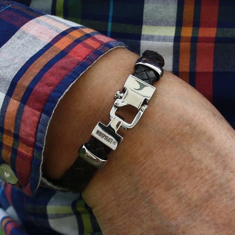 Herren-Leder-Armband-Turn-dunkelbraun-geflochten-oval-Edelstahlverschluss-getragen-wavepirate-shop-ov