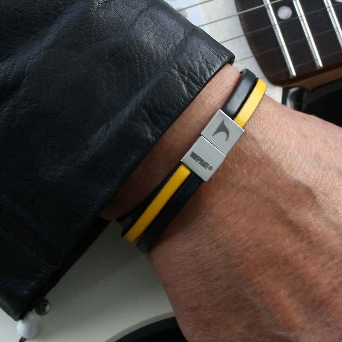 Herren-Leder-Armband-Twist-schwarz-gelb-flach-Edelstahlverschluss-getragen-wavepirate-shop-1