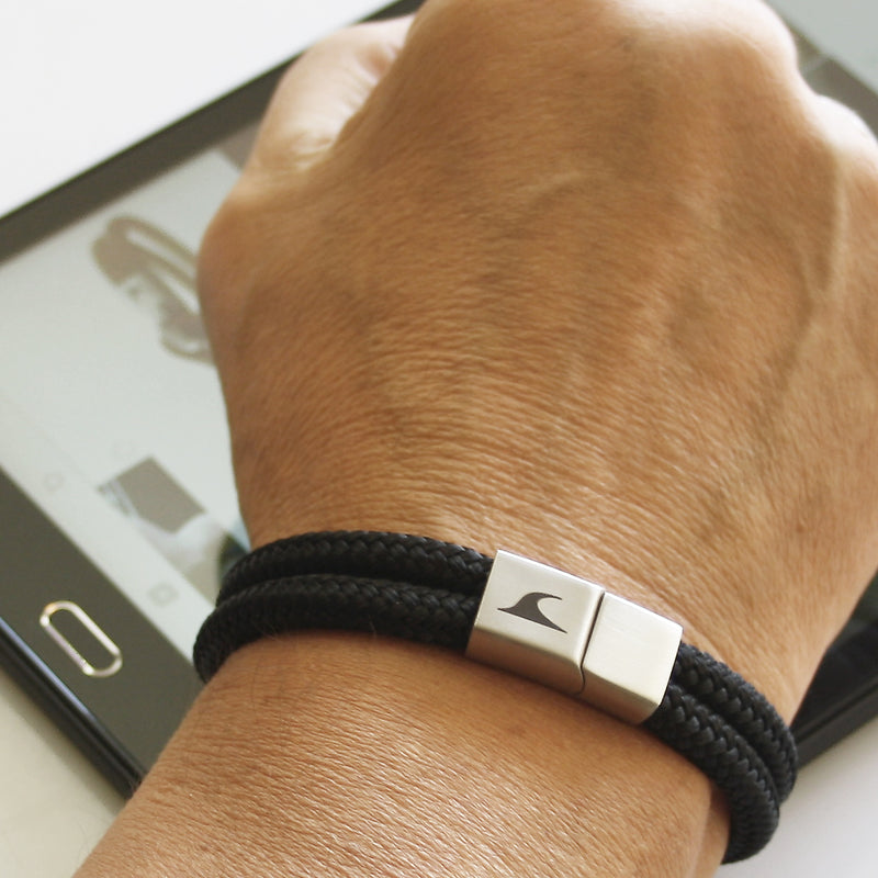 Segeltau-Armband-Herren-Tarifa-schwarz-geflochten-Edelstahlverschluss-getragen-wavepirate-shop-st