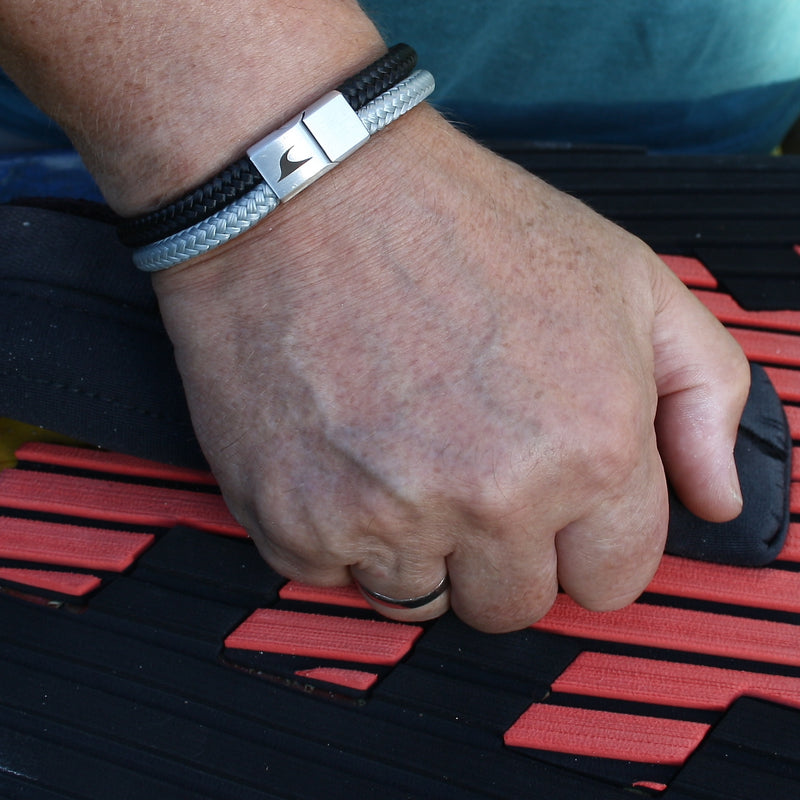 Segeltau-Armband-Herren-Tarifa-schwarz-grau-geflochten-Edelstahlverschluss-getragen-wavepirate-shop-st
