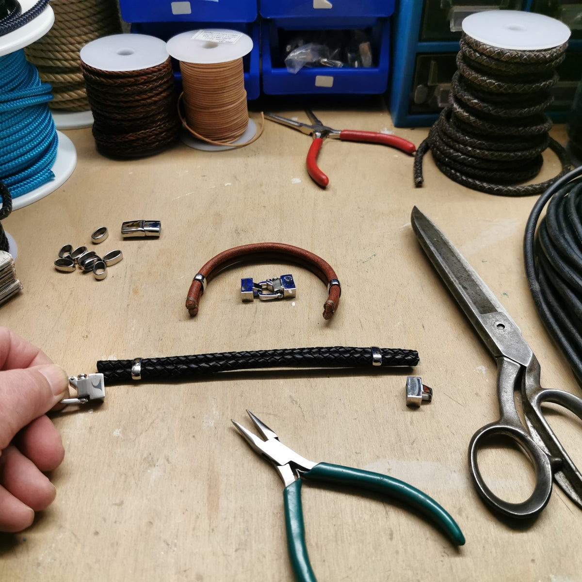 armband-halsketten-Werkstatt-Schmuck-produktion-Leder-Segeltau-Edelstahl-Hamburg