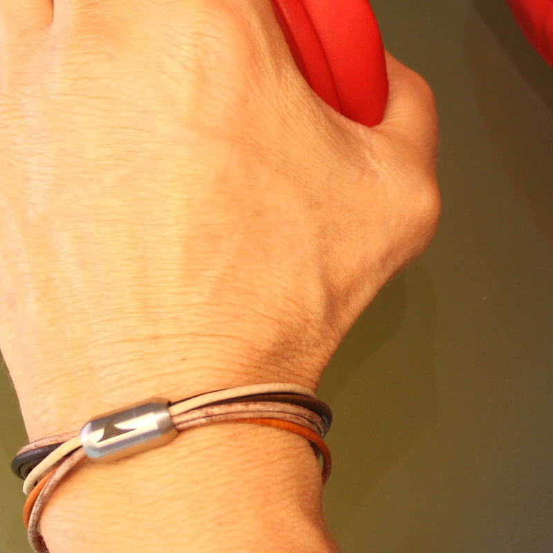 leder-armband-damen-braun-fem-multicolor-Edelstahlverschluss-getragen-wavepirate-shop-r