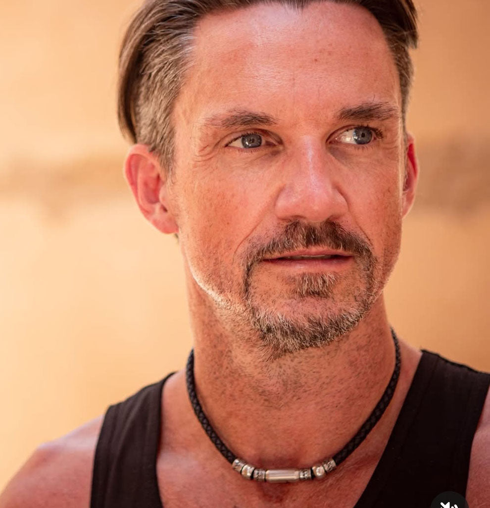 leder-halskette-Herren-damen-Edelstahlverschluss-getragen-wavepirate-shop-koll