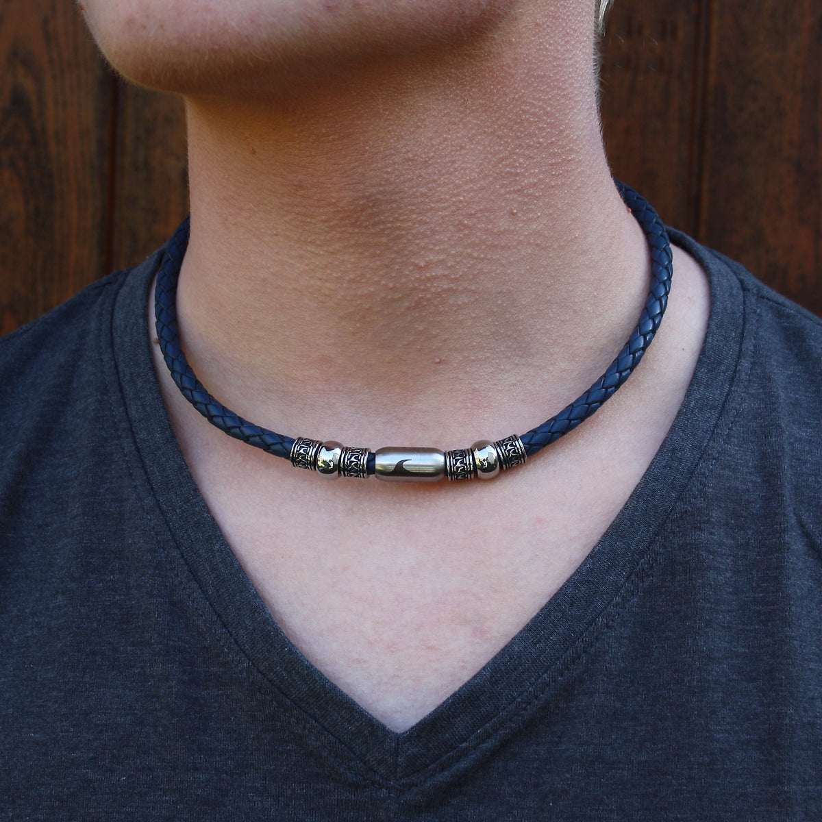 leder-halskette-Herren-damen-atoll-blau-silber-geflochten-Edelstahlverschluss-getragen-wavepirate-shop-f