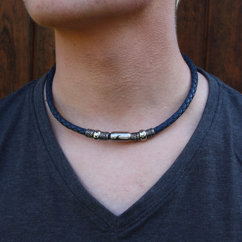 leder-halskette-Herren-damen-atoll-blau-silber-geflochten-Edelstahlverschluss-getragen-wavepirate-shop-f