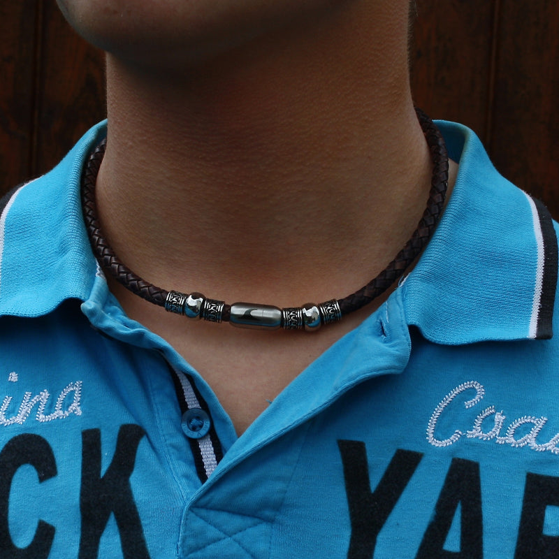 leder-halskette-Herren-damen-atoll-braun-silber-geflochten-Edelstahlverschluss-getragen-wavepirate-shop-f