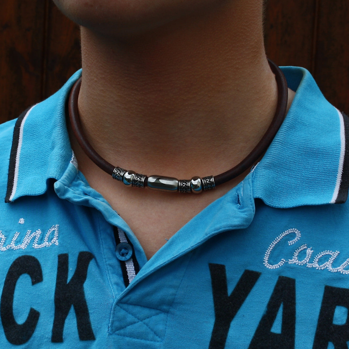 leder-halskette-Herren-damen-atoll-braun-silber-massiv-Edelstahlverschluss-getragen-wavepirate-shop-r