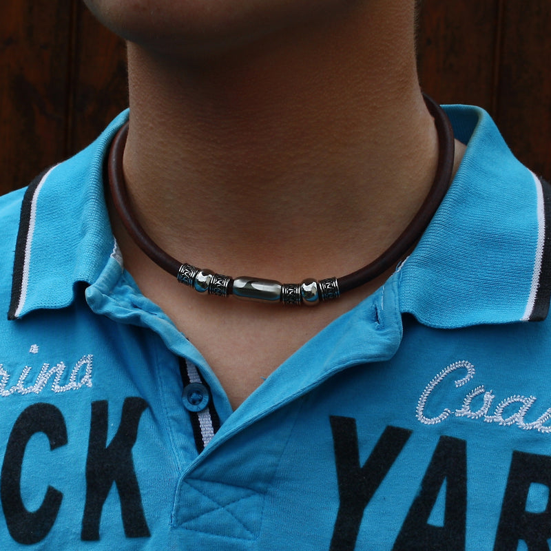 leder-halskette-Herren-damen-atoll-braun-silber-massiv-Edelstahlverschluss-getragen-wavepirate-shop-r