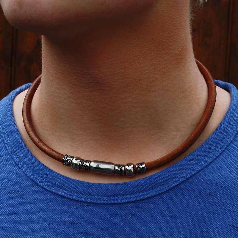 leder-halskette-Herren-damen-atoll-cognac-silber-massiv-Edelstahlverschluss-getragen-wavepirate-shop-r