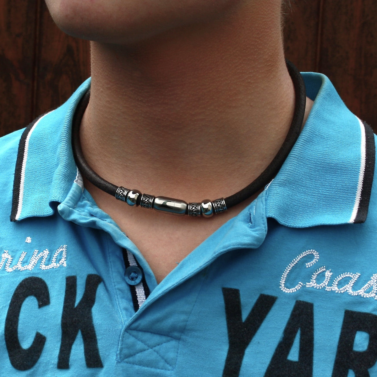 leder-halskette-Herren-damen-atoll-dunkelbraun-silber-massiv-Edelstahlverschluss-getragen-wavepirate-shop-r