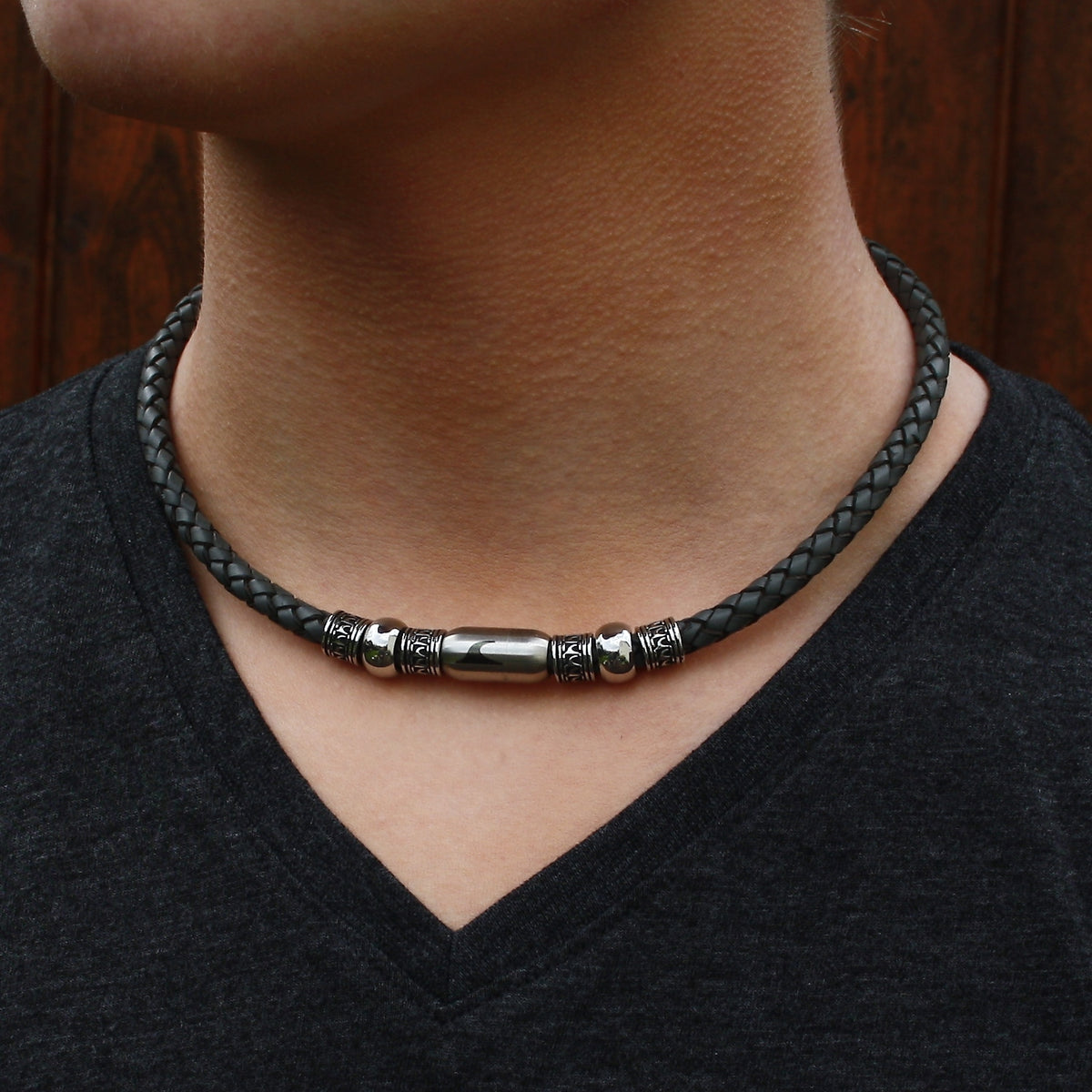 leder-halskette-Herren-damen-atoll-dunkelgrau-grau-silber-geflochten-Edelstahlverschluss-getragen-wavepirate-shop-f