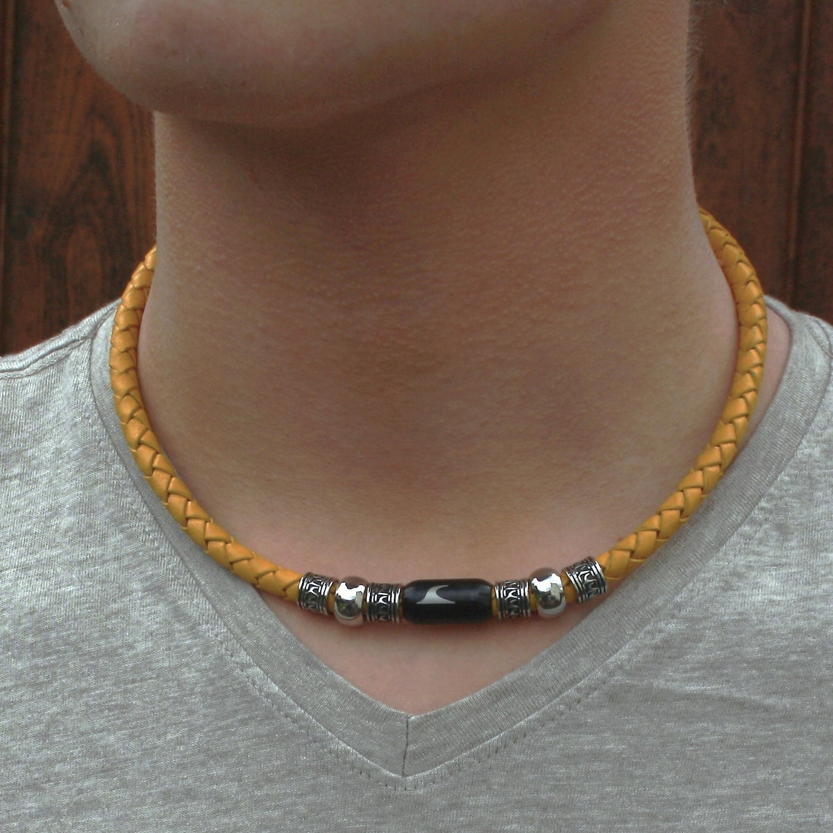 leder-halskette-Herren-damen-atoll-gelb-schwarz-geflochten-Edelstahlverschluss-getragen-wavepirate-shop-f