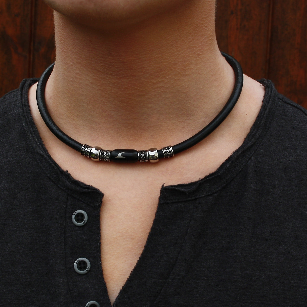 leder-halskette-Herren-damen-atoll-schwarz-massiv-Edelstahlverschluss-getragen-wavepirate-shop-r