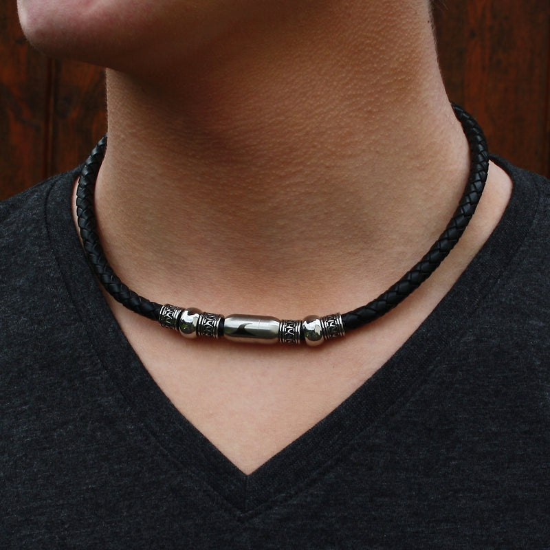 leder-halskette-Herren-damen-atoll-schwarz-silber-geflochten-Edelstahlverschluss-getragen-wavepirate-shop-f