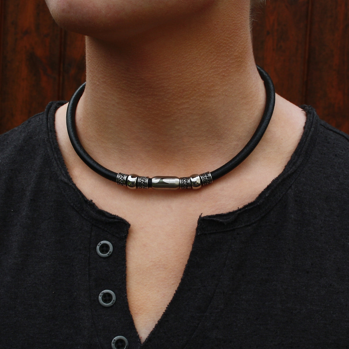 leder-halskette-Herren-damen-atoll-schwarz-silber-massiv-Edelstahlverschluss-getragen-wavepirate-shop-r