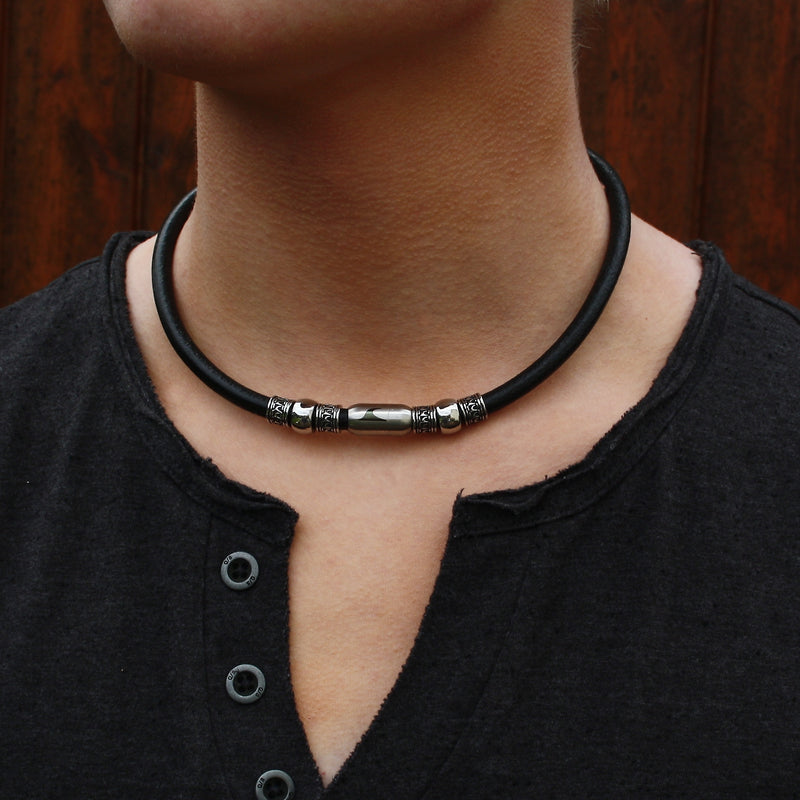 leder-halskette-Herren-damen-atoll-schwarz-silber-massiv-Edelstahlverschluss-getragen-wavepirate-shop-r