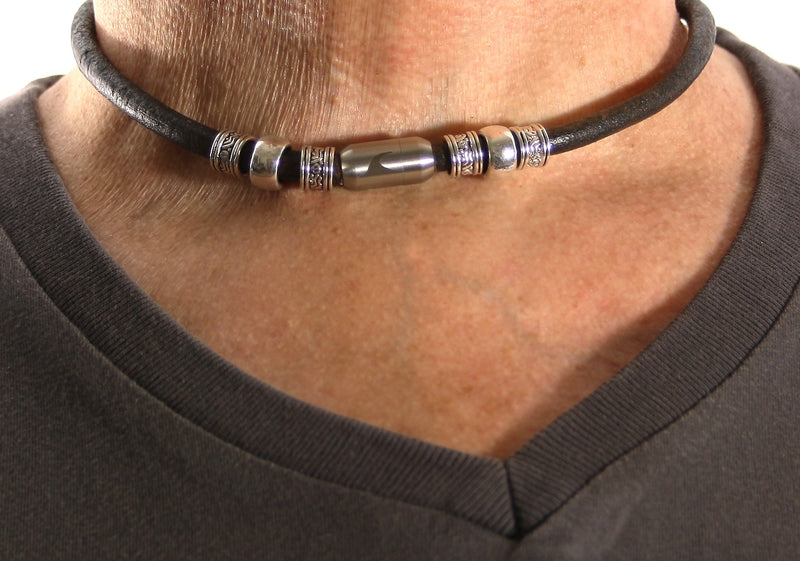 leder-halskette-Herren-damen-charm-braun-silber-massiv-Edelstahlverschluss-getragen-wavepirate-shop-r