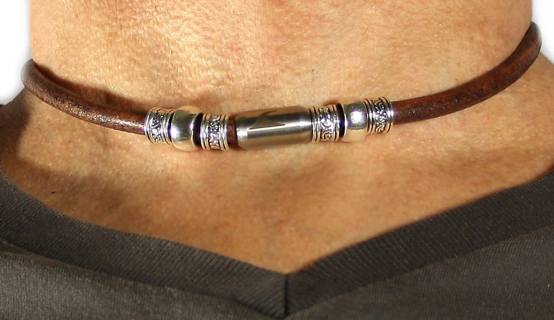 leder-halskette-Herren-damen-charm-cognac-silber-massiv-Edelstahlverschluss-getragen-wavepirate-shop-r