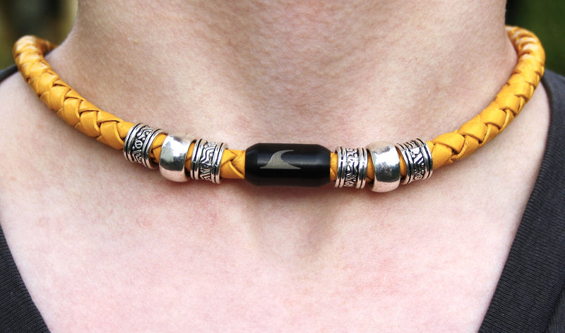 leder-halskette-Herren-damen-charm-gelb-schwarz-geflochten-Edelstahlverschluss-getragen-wavepirate-shop-f