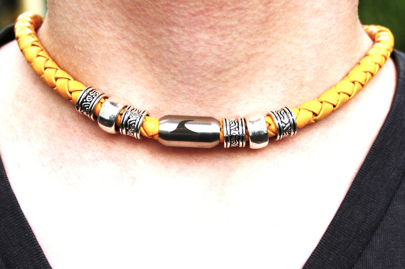 leder-halskette-Herren-damen-charm-gelb-silber-geflochten-Edelstahlverschluss-getragen-wavepirate-shop-f