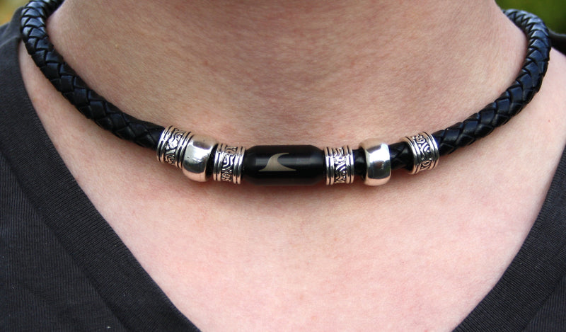 leder-halskette-Herren-damen-charm-schwarz-geflochten-Edelstahlverschluss-getragen-wavepirate-shop-f