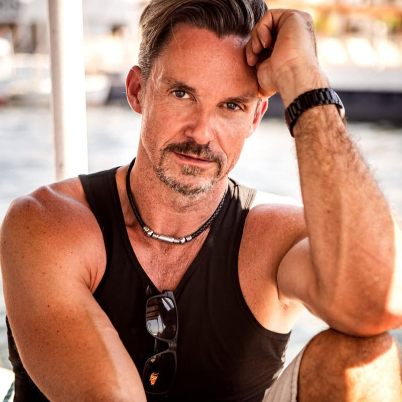 leder-halskette-Herren-damen-charm-schwarz-geflochten-Edelstahlverschluss-getragen-wavepirate-shop-m1