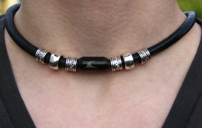 leder-halskette-Herren-damen-charm-schwarz-massiv-Edelstahlverschluss-getragen-wavepirate-shop-r