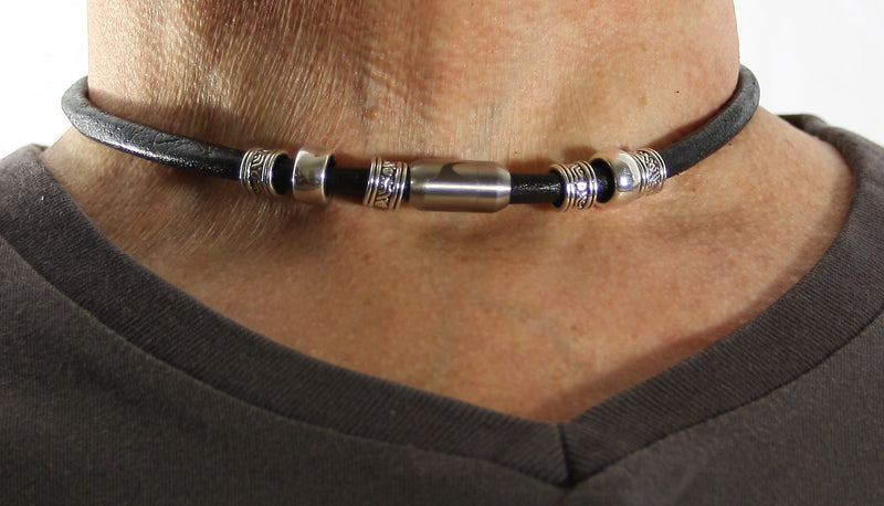 leder-halskette-Herren-damen-charm-schwarz-massiv-Edelstahlverschluss-getragen-wavepirate-shop-r1