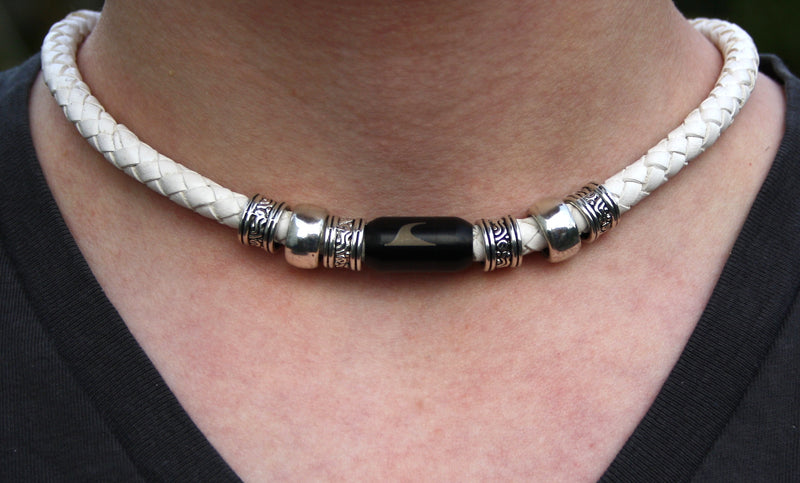 leder-halskette-Herren-damen-charm-weiss-schwarz-geflochten-Edelstahlverschluss-getragen-wavepirate-shop-f