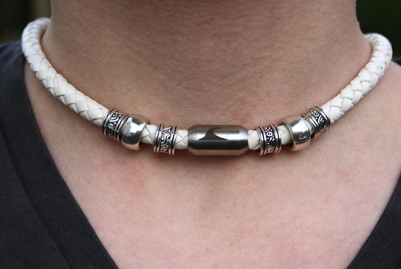 leder-halskette-Herren-damen-charm-weiss-silber-geflochten-Edelstahlverschluss-getragen-wavepirate-shop-f