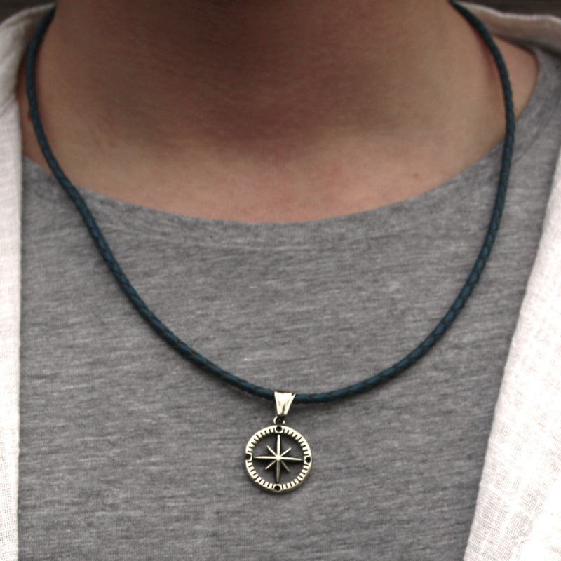 leder-halskette-Herren-damen-kompass-windrose-blau-geflochten-Edelstahlverschluss-getragen-wavepirate-shop-f