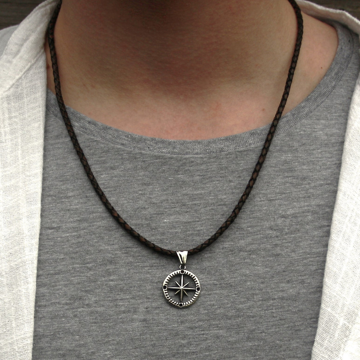 leder-halskette-Herren-damen-kompass-windrose-braun-geflochten-Edelstahlverschluss-getragen-wavepirate-shop-f