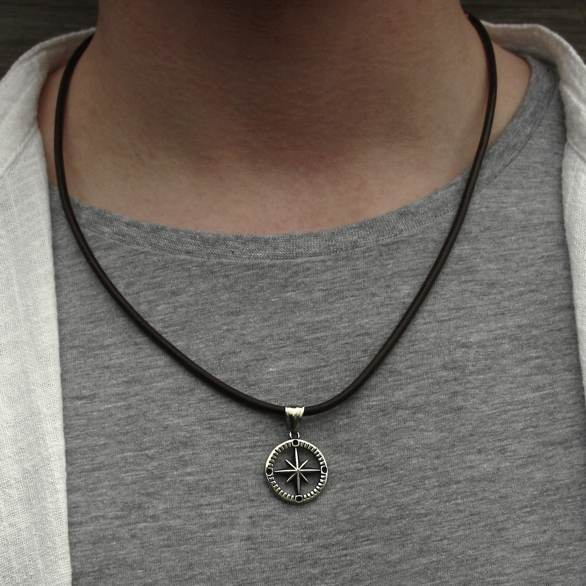 leder-halskette-Herren-damen-kompass-windrose-braun-riemen-massiv-Edelstahlverschluss-getragen-wavepirate-shop-r