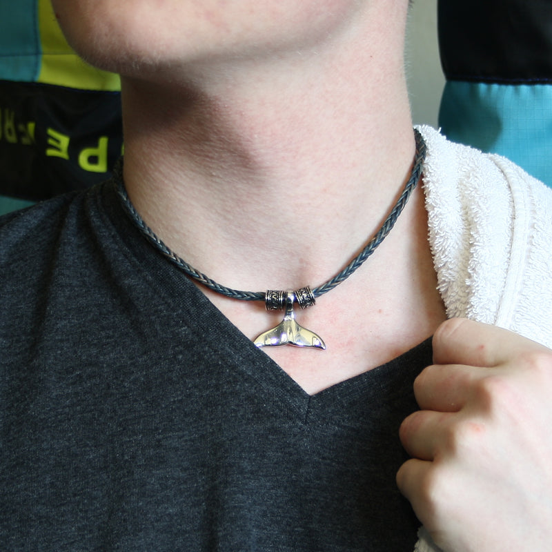 leder-halskette-Herren-damen-moby-wal-blau-grau-riemen-geflochten-Edelstahlverschluss-getragen-wavepirate-shop-z4