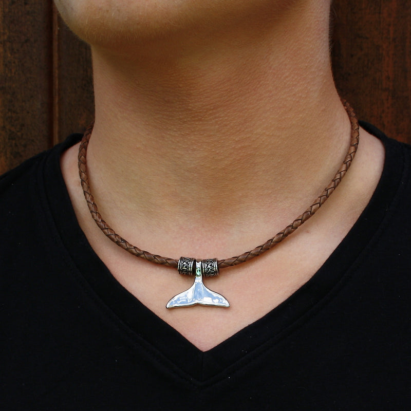 leder-halskette-Herren-damen-moby-wal-cognac-geflochten-Edelstahlverschluss-getragen-wavepirate-shop-f