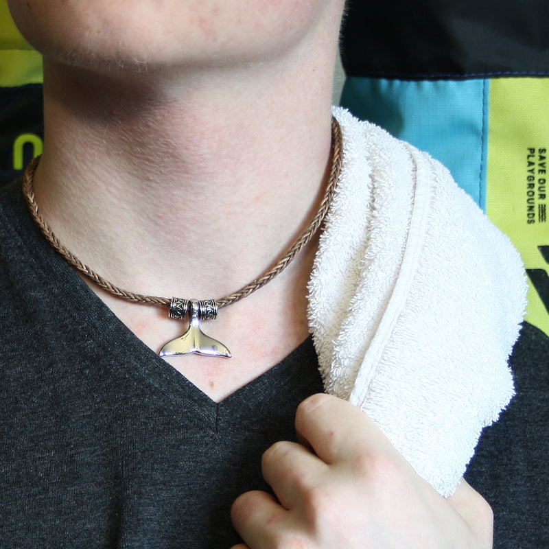 leder-halskette-Herren-damen-moby-wal-cognac-riemen-geflochten-Edelstahlverschluss-getragen-wavepirate-shop-z4