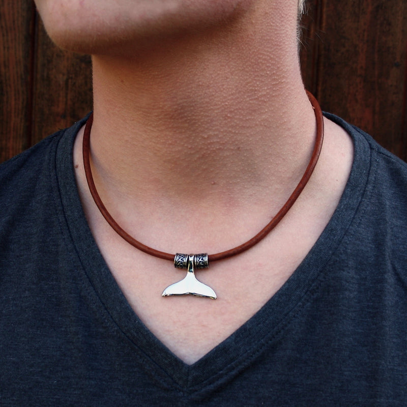 leder-halskette-Herren-damen-moby-wal-cognac-riemen-massiv-Edelstahlverschluss-getragen-wavepirate-shop-r