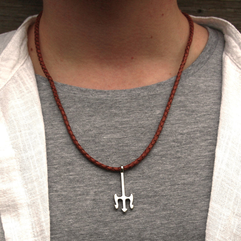 leder-halskette-Herren-damen-neptun-cognac-geflochten-Edelstahlverschluss-getragen-wavepirate-shop-f