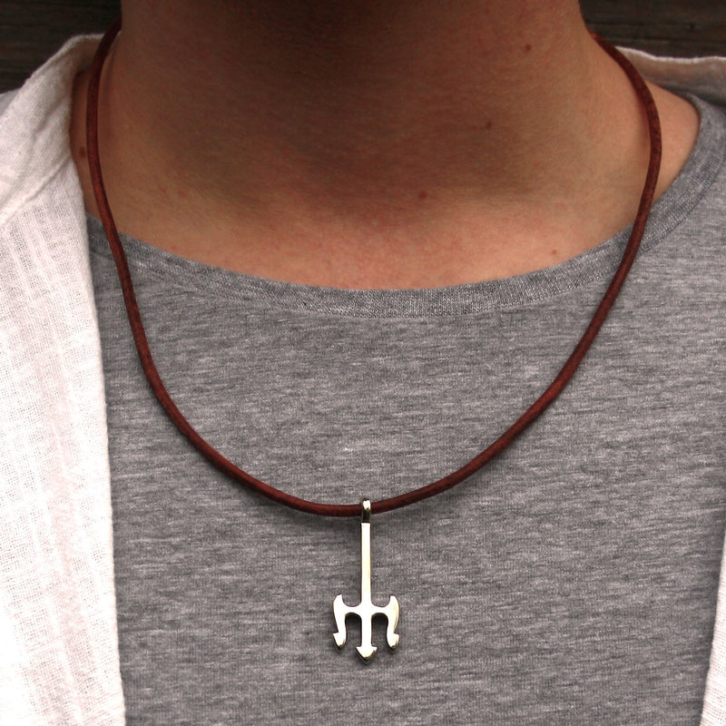 leder-halskette-Herren-damen-neptun-cognac-riemen-massiv-Edelstahlverschluss-getragen-wavepirate-shop-r