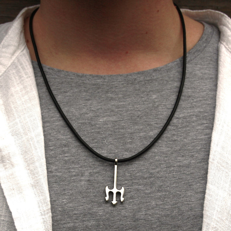 leder-halskette-Herren-damen-neptun-schwarz-riemen-massiv-Edelstahlverschluss-getragen-wavepirate-shop-r