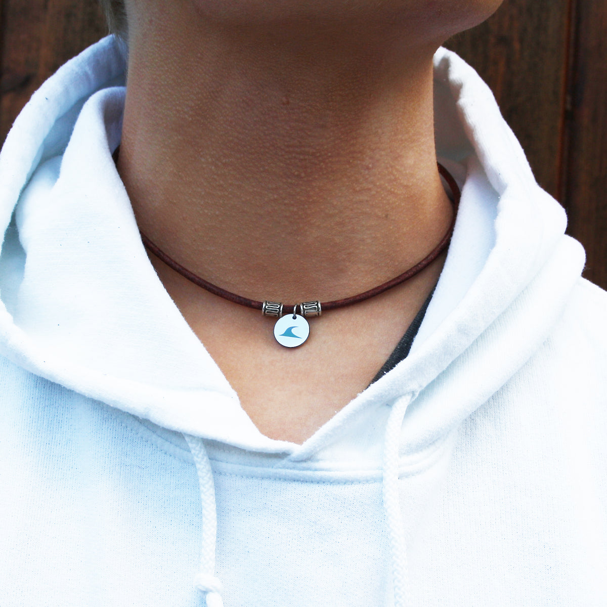 leder-halskette-Herren-damen-reef-cognac-getragen-Edelstahlverschluss-massiv-wavepirate-shop-r