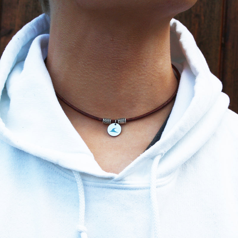 leder-halskette-Herren-damen-reef-cognac-getragen-Edelstahlverschluss-massiv-wavepirate-shop-r