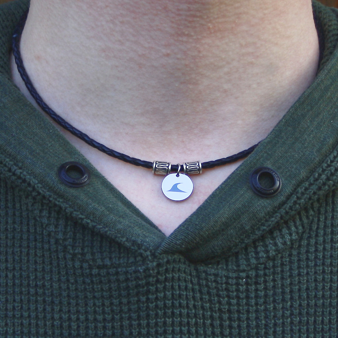 leder-halskette-Herren-damen-reef-schwarz-getragen-Edelstahlverschluss-geflochten-wavepirate-shop-f