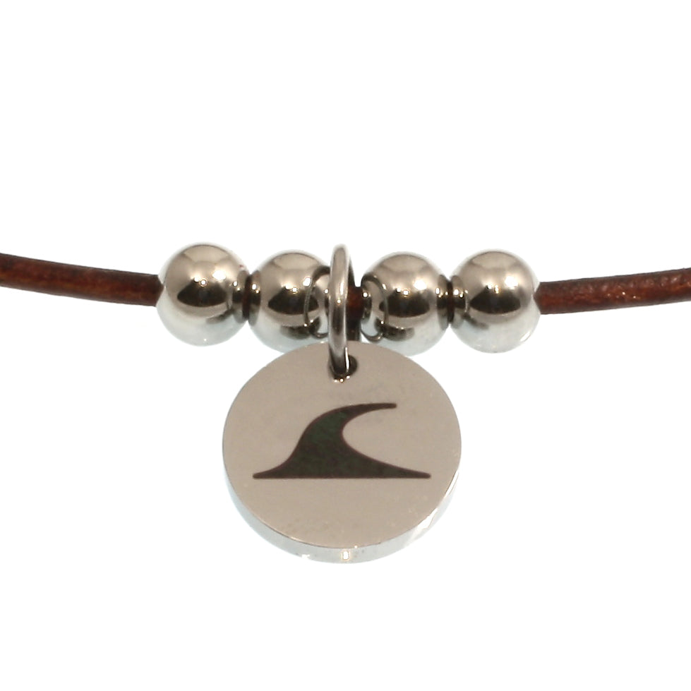 leder-halskette-damen-Herren-aloha-bordeaux-silber-riemen-Edelstahlverschluss-detail-wavepirate-shop-rz