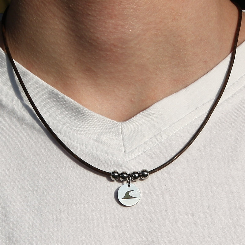 leder-halskette-damen-Herren-aloha-braun-silber-riemen-Edelstahlverschluss-getragen-wavepirate-shop-rz