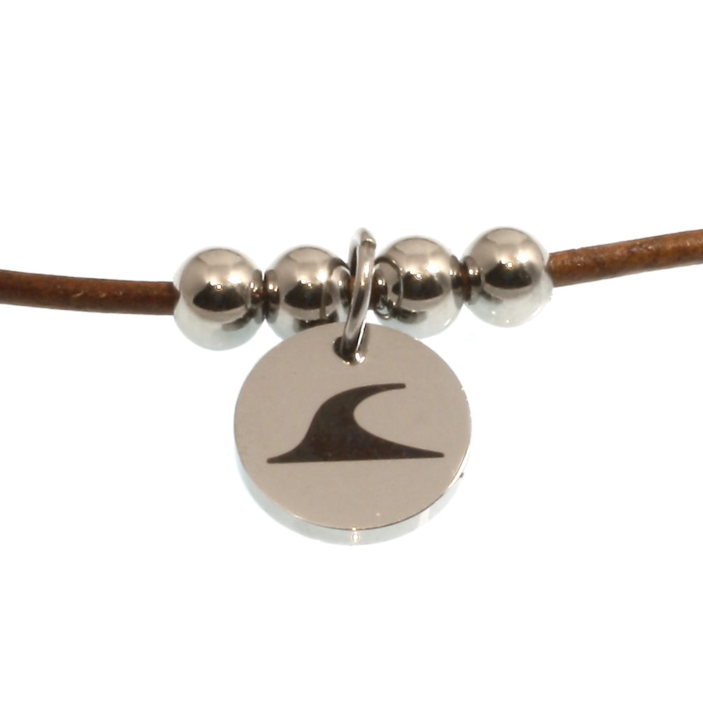 leder-halskette-damen-Herren-aloha-cognac-silber-riemen-Edelstahlverschluss-detail-wavepirate-shop-rz