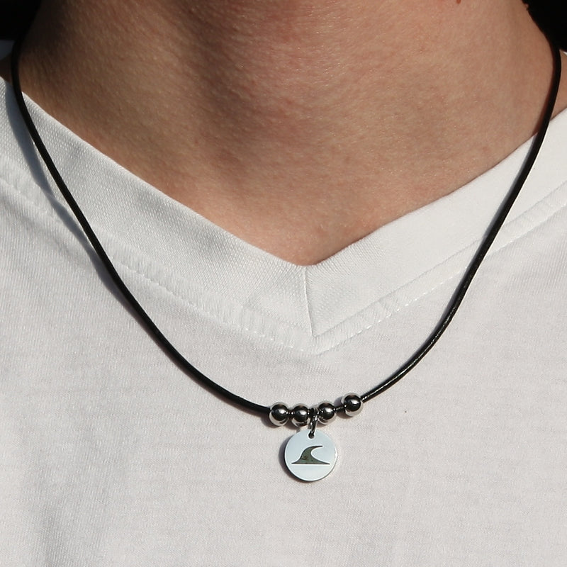 leder-halskette-damen-Herren-aloha-schwarz-silber-riemen-Edelstahlverschluss-getragen-wavepirate-shop-rz