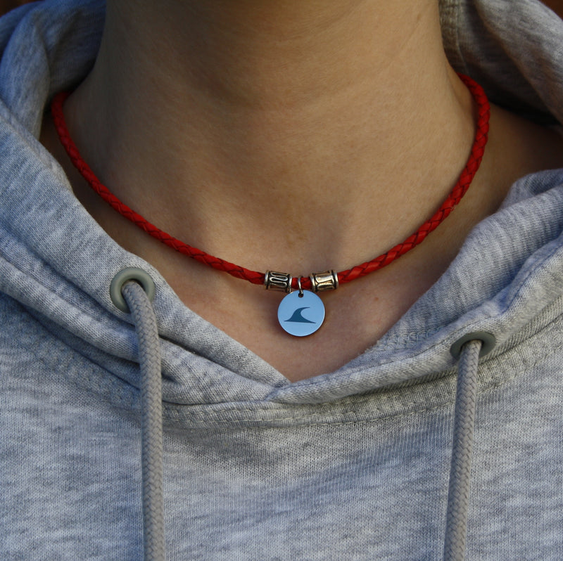 leder-halskette-damen-Herren-reef-rot-getragen-Edelstahlverschluss-geflochten-wavepirate-shop-f